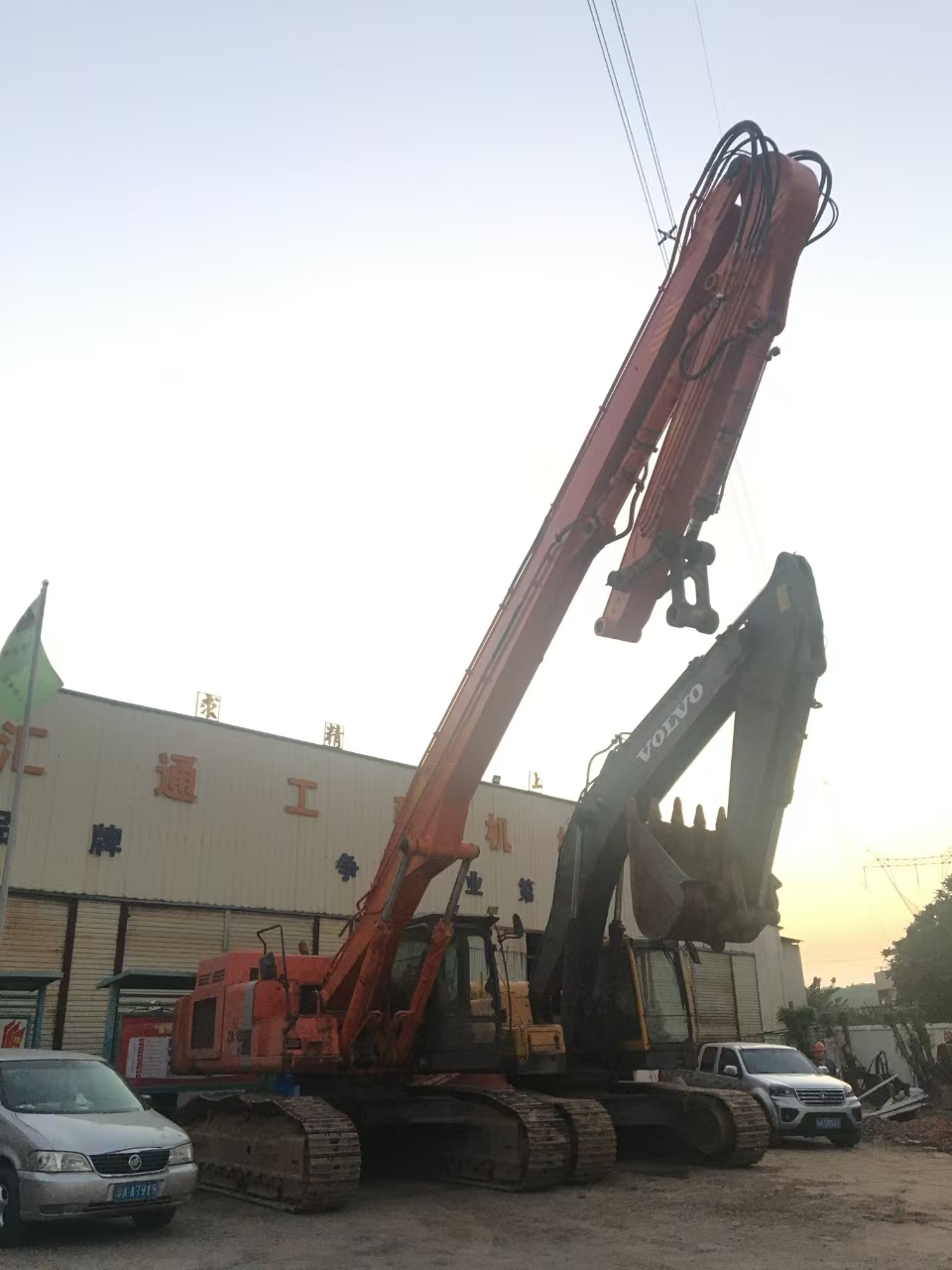 你知道挖掘機打樁臂前端為什么是彎的嗎？