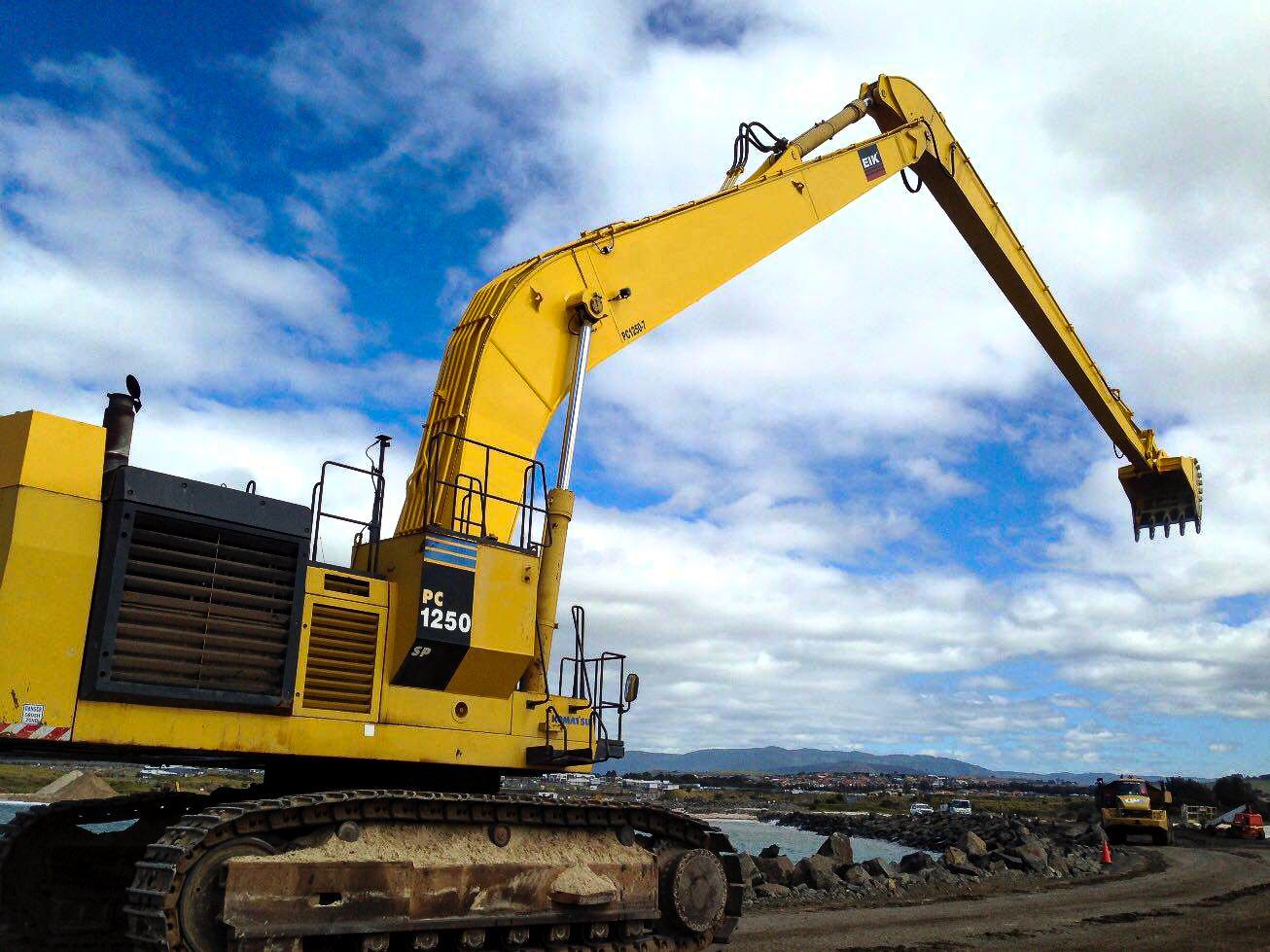 挖掘機(jī)加長臂.jpg 挖掘機(jī)加長臂.jpg